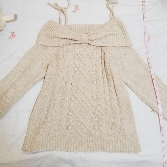 ON HOLD. Penderie Liz Lisa pom pom off the shoulder sweater - Picture 2 of 5